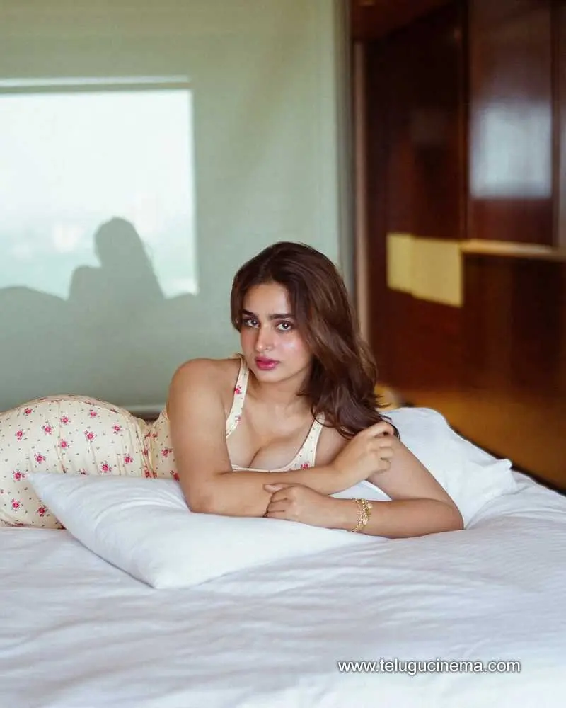 Ayesha Stills 020625 01