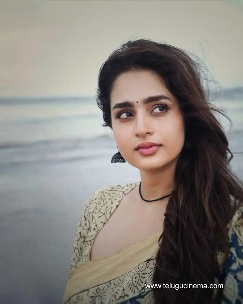 Ayesha Stills 040625 01