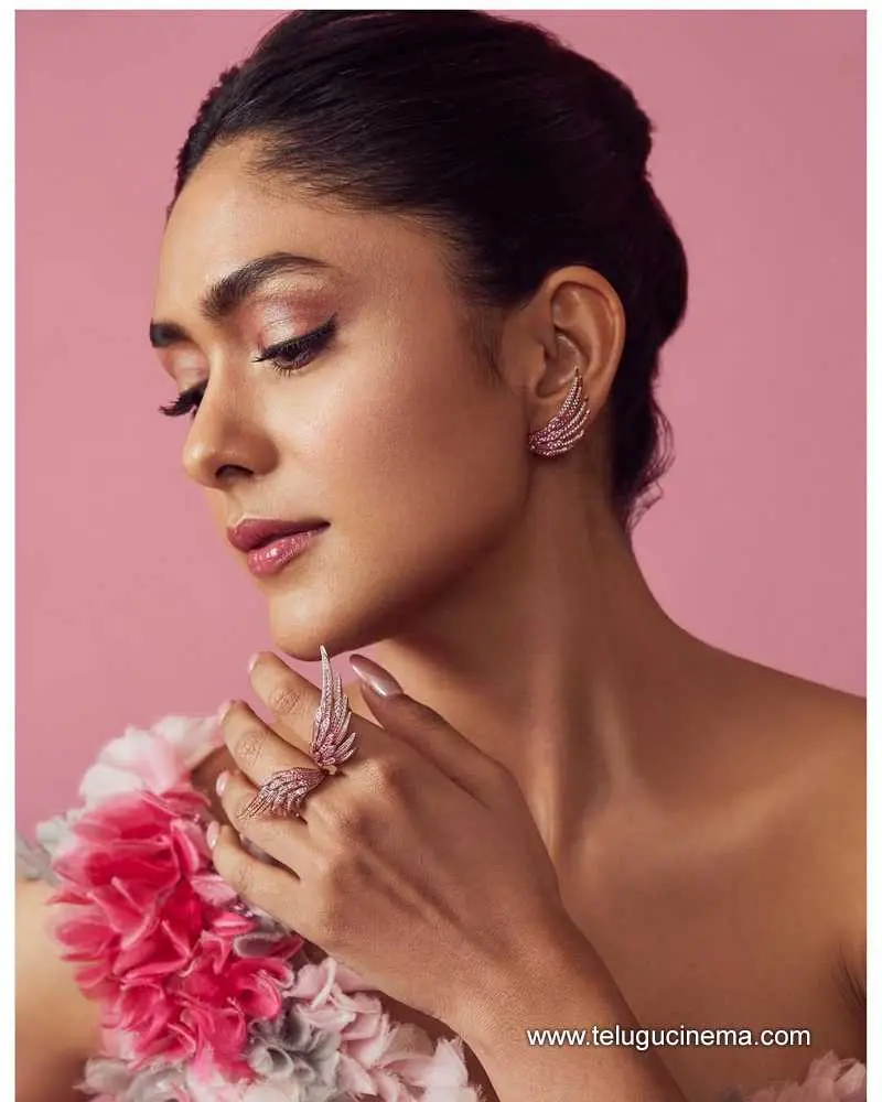 Mrunal Stills 140625 01