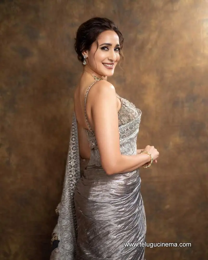 Pragya Stills 160625 01