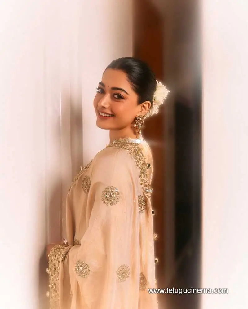 Raashikhanna Stills 100625 10