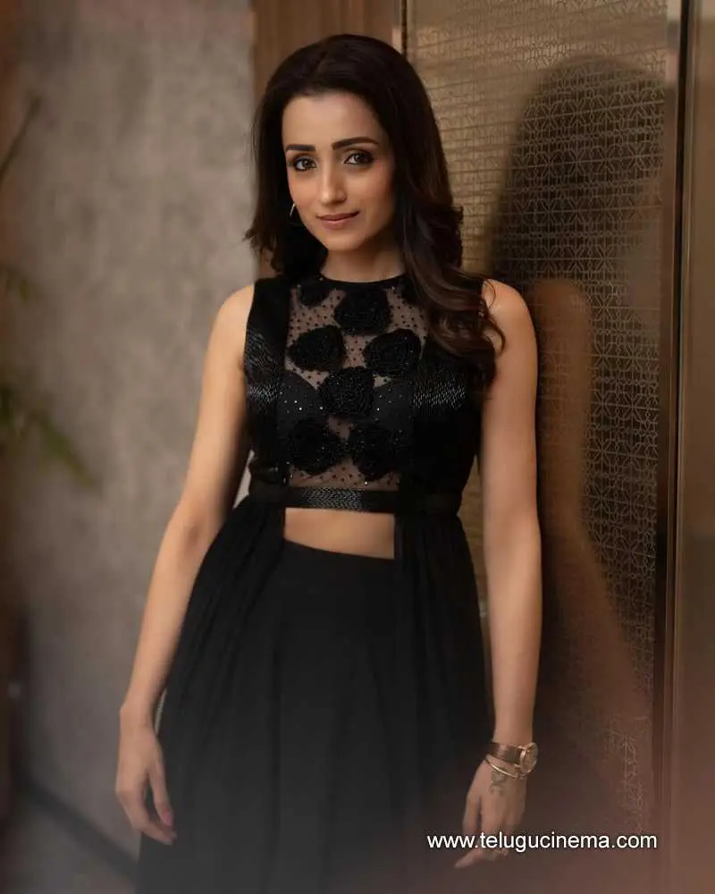 Trisha Stills 100625 01